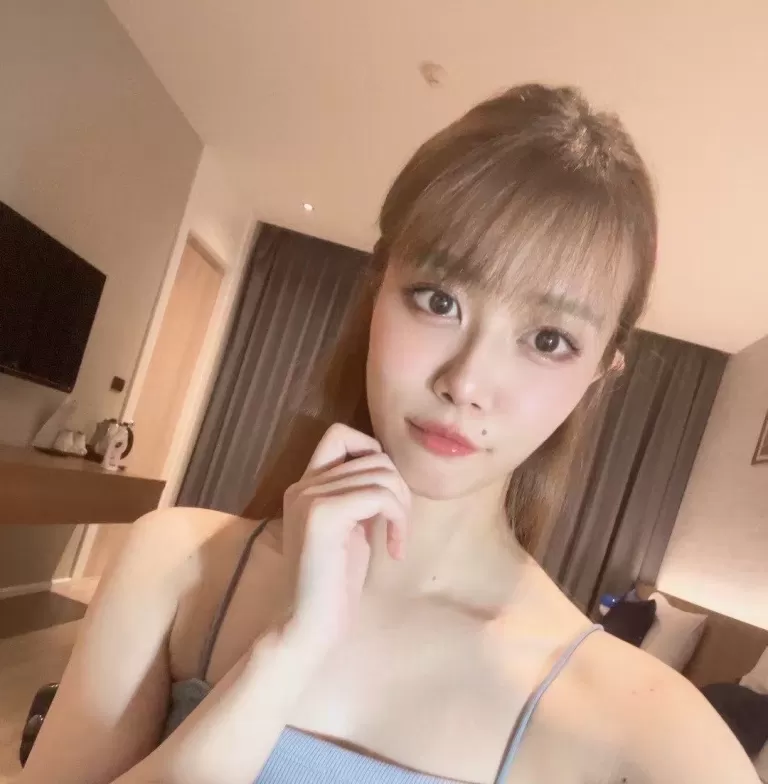 露娜.英语好情绪价值高.能说会道大方.是旅途中最好的伴侣.