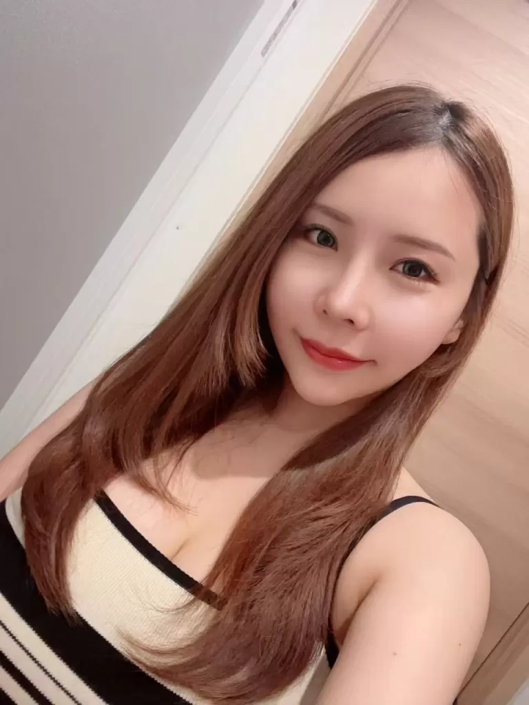 天然巨乳的风骚秘书 巨乳是真的 秘书也是真的