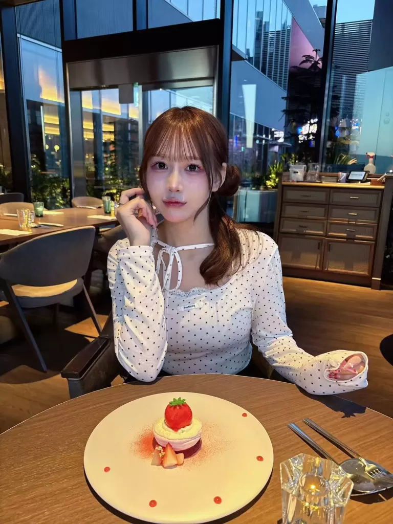 外冷内热，反差感拉满的美女琪琪 身材也很有料哦