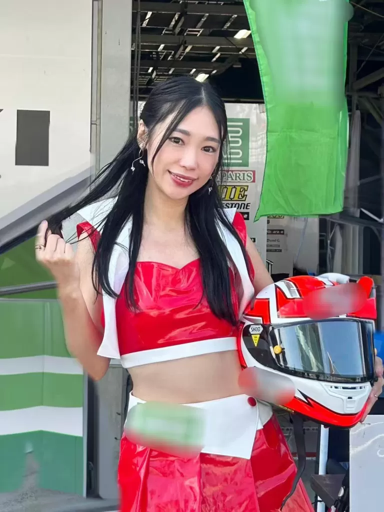 赛车女郎柚柚 眼神拉丝的感觉